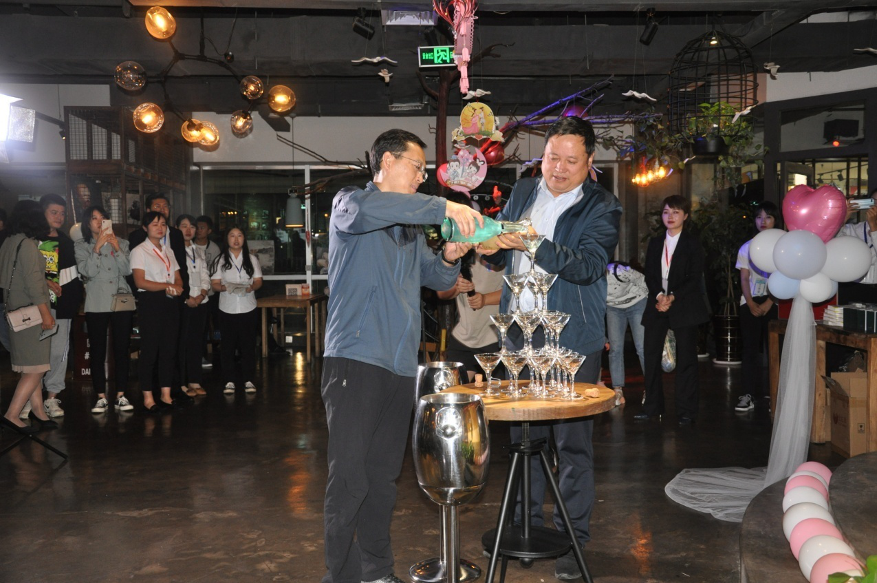 泓源公司举办“情定七夕·缘来是你”政银企青年联谊活动(图2) 泓源公司举办“情定七夕·缘来是你”政银企青年联谊活动(图2)