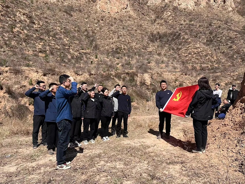 市产投集团开展义务植树活动(图3) 市产投集团开展义务植树活动(图3)